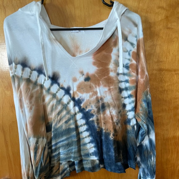 Tops - Lightweight, stretchy crop hooded shirt